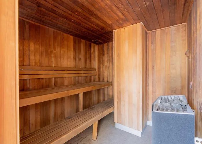 Quirky Cbd Studio With Pool Sauna And Balcony