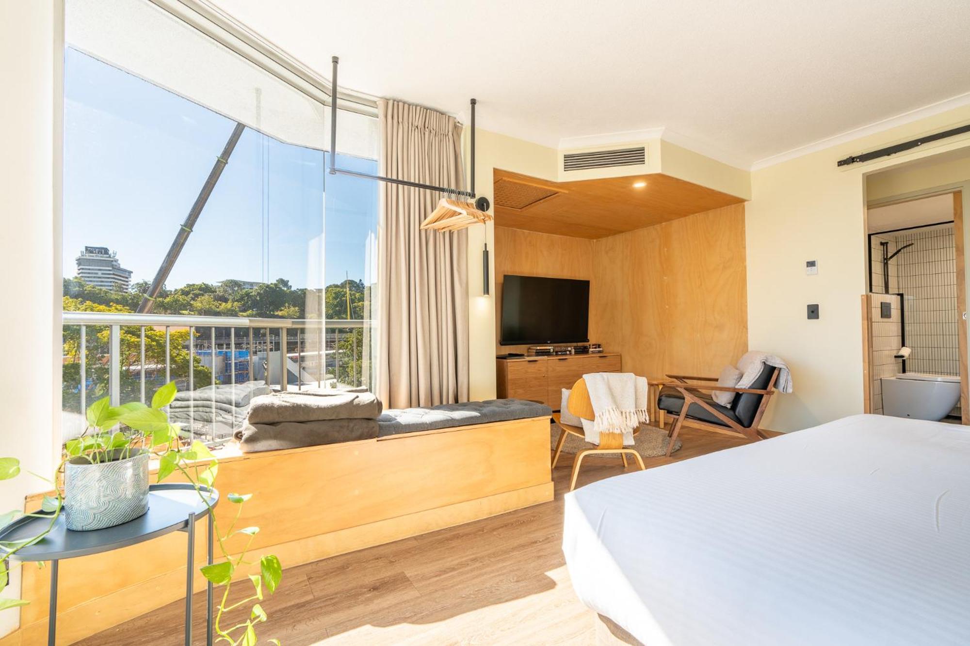 Quirky Cbd With Pool Sauna And Balcony
