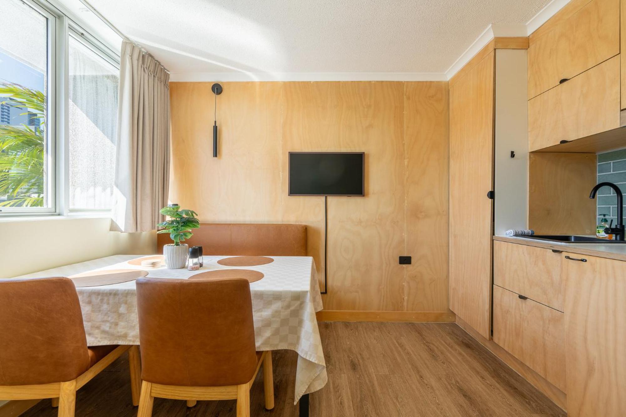 Quirky Cbd With Pool Sauna And Balcony Apartment *