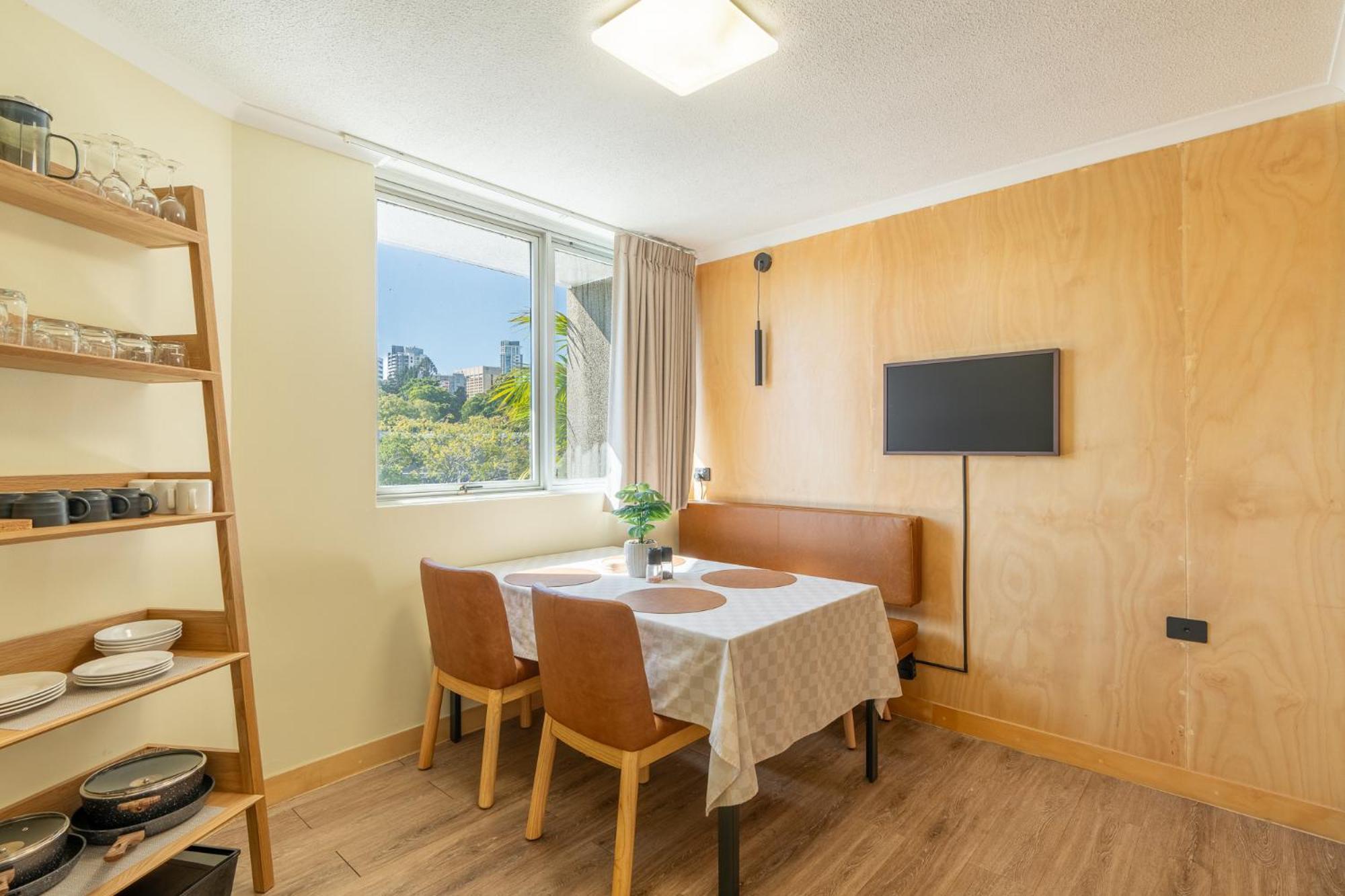 Quirky Cbd With Pool Sauna And Balcony Apartment *