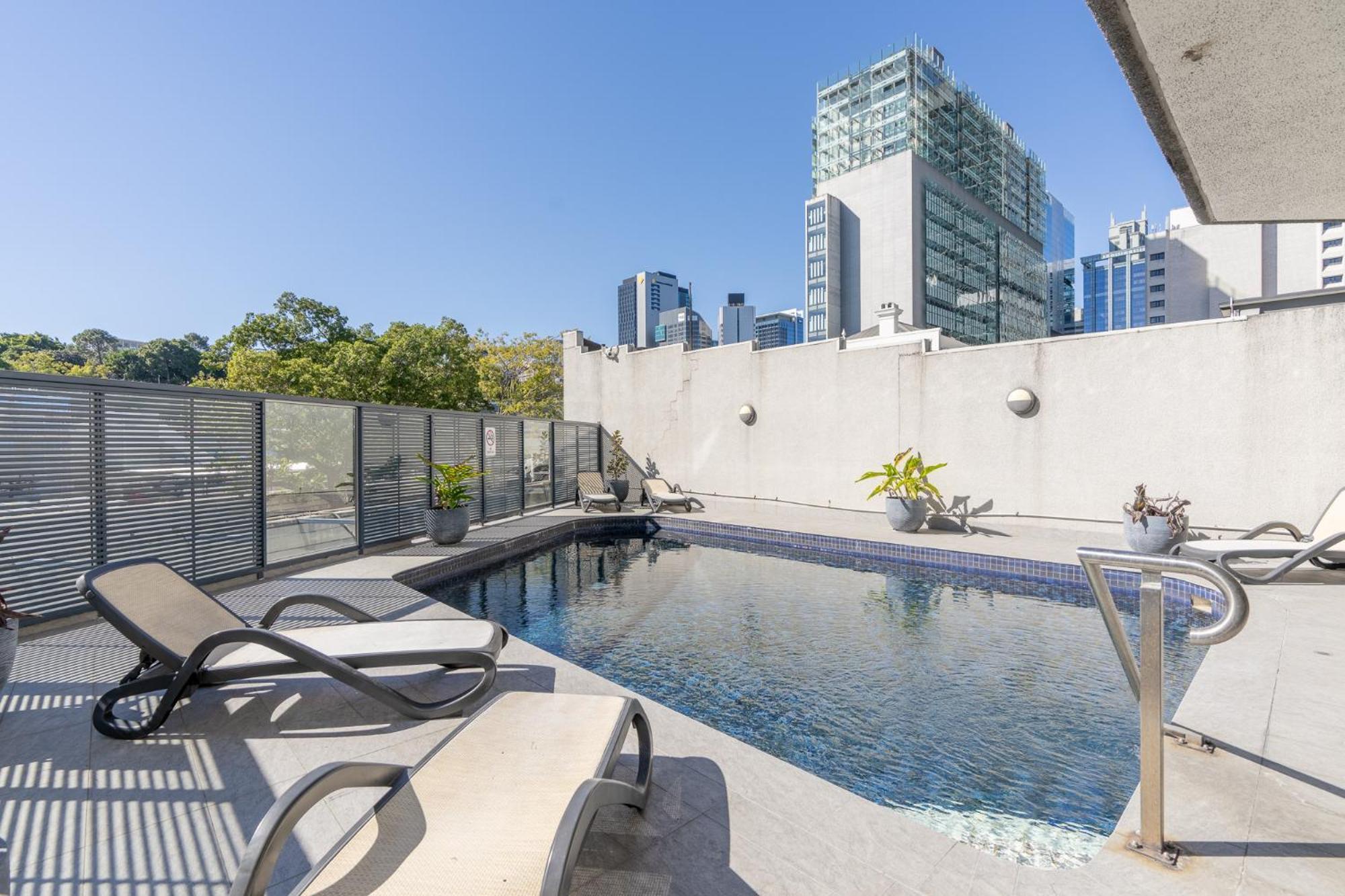 Apartment Quirky Cbd With Pool Sauna And Balcony *