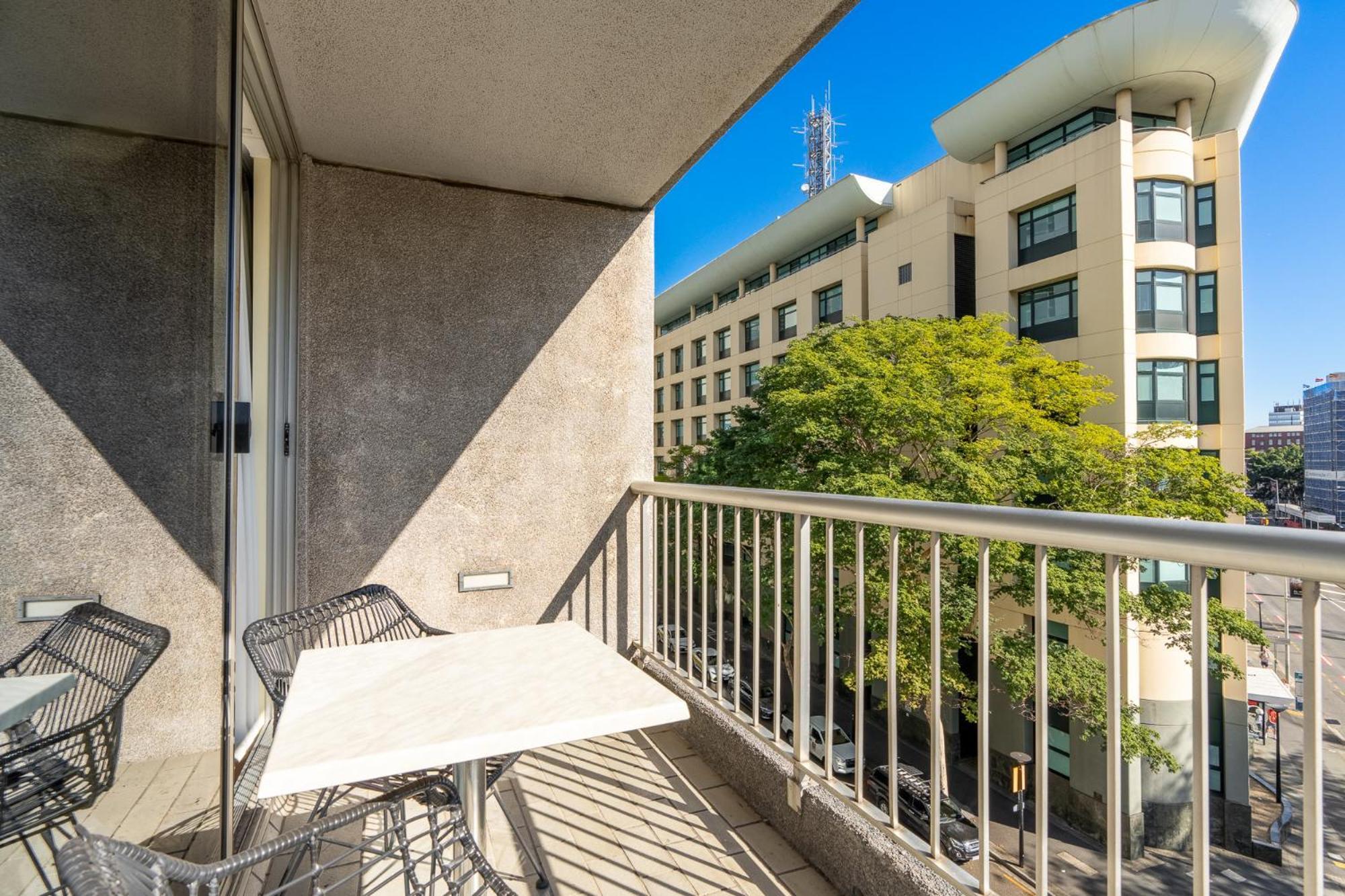 Quirky Cbd With Pool Sauna And Balcony *